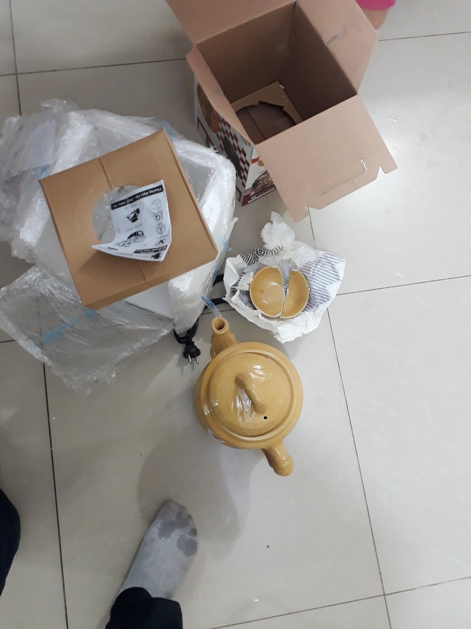 Tiki vận chuyển lỗi làm vỡ của tôi cái bát bên trong.
Sản phẩm trông khá đẹp nhưng tính năn kém. Đổ 3 bát nước mà mới được 2 bát đã nhảy đi nhảy lại  từ chế độ nấu sang chế độ ủ. Trong khi tài liệu hướng dẫn là còn khoảng 1 bát mới tự động ngắt.
Đèn thì dán tờ giấy mỏng khẽ động đến đã bong ra.