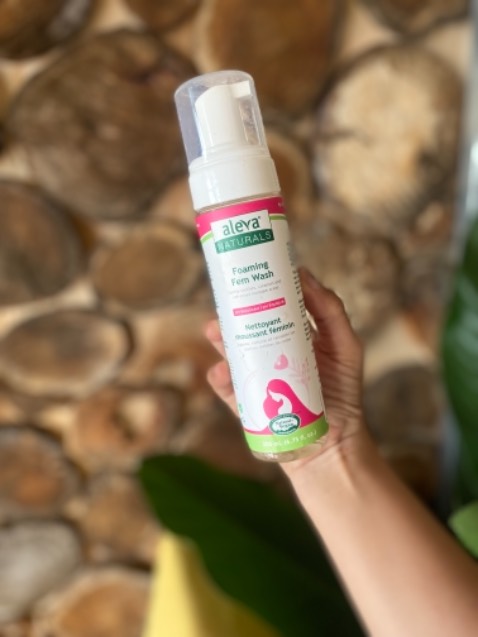 Dung dịch có mùi hương thảo mộc dịu nhẹ, rất dễ chịu , mình là đứa kén mùi lắm mà ảnh đã chinh phục được mình rồi Ó. Vì là dạng bọt nên khi sử dụng xong mình thấy rất thông thoáng nhưng k mang lại cảm giác bị khô nha. ( còn mềm mịn, xịn hơn là có khác) shop giao hàng đóng gói rất cẩn thận. Dịch vụ chăm sóc khách hàng cũng rất ok ạ