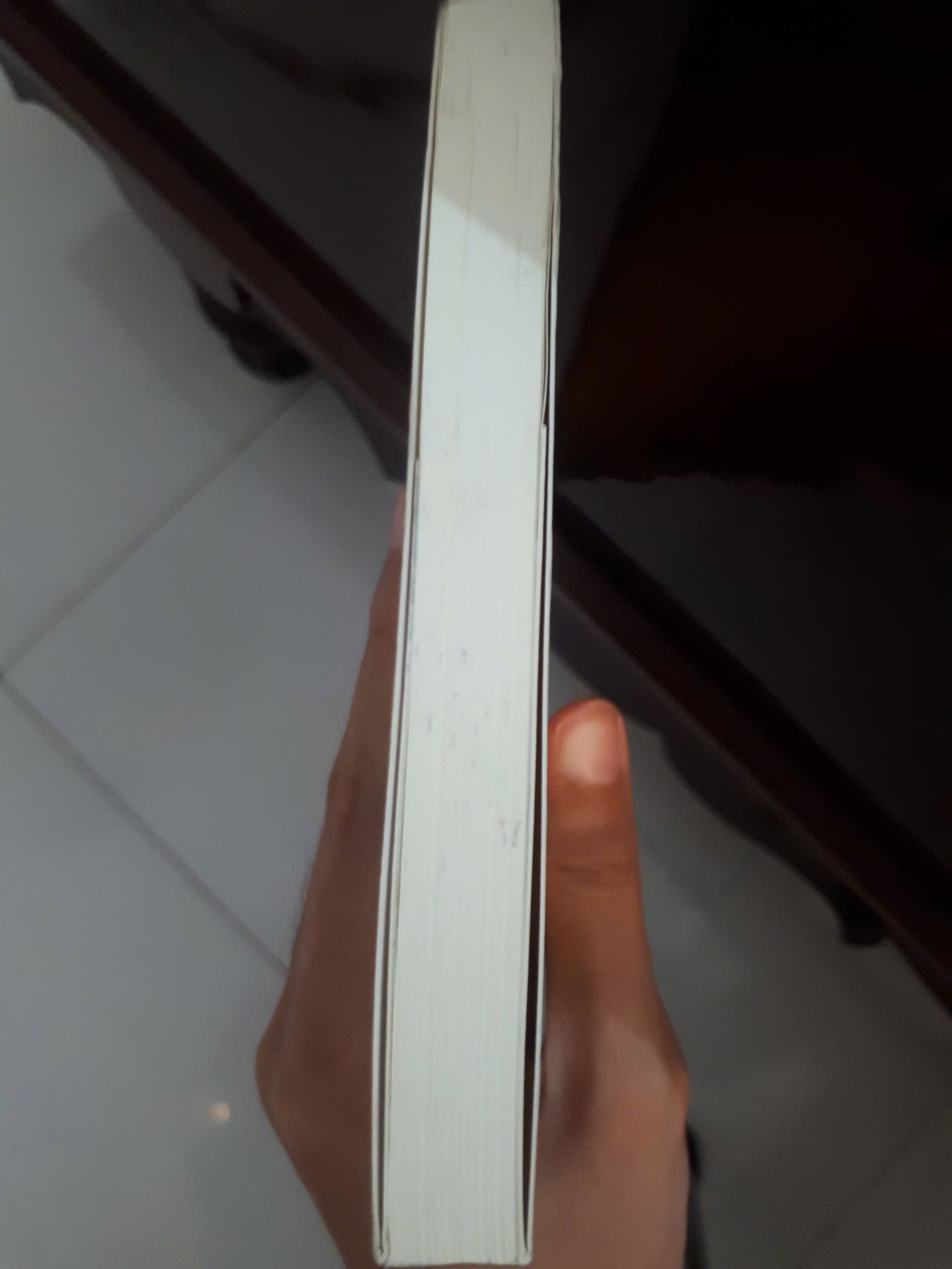 sách bị dơ ở bìa, gáy sách. sách không chỉ bị móp góc mà móp cả gáy sách luôn cơ. mình cũng không thấy bookmark ở bên trong nữa