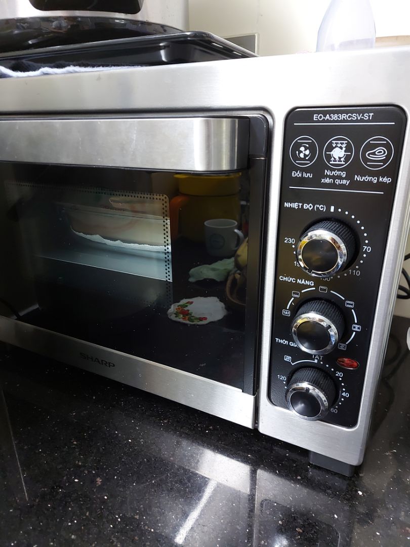 Thật mừng khi đúng ngày 20.10 lò về như một món quà to đùng. Lò nướng Sharp đẹp, chắc chắn, sạch sáng nhiều phụ kiệ kèm theo. mua được giá sale nên rất hài lòng. Còn chất lượng thì phải đợi thời gian sử dụng sẽ đánh giá tiếp nhé. cảm ơn anh giao hàng nhiệt tình.