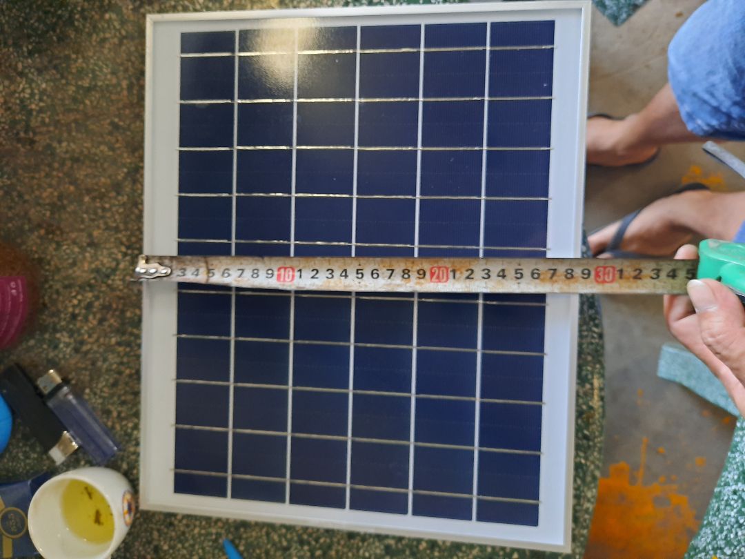 hàng giao không đúng với quảng cáo. đèn làm bằng nhựa, không phải bằng khung nhôm, pin thực tế đo được 320x250mm, bé xíu trong khi giới thiệu là đèn bằng khung nhôm. pin 700x350mm. đề nghị tiki cho trả lại hàng, không đổi hàng vì shop này là đơn vị làm ăn không có uy tín nên không thể tin tưởng.