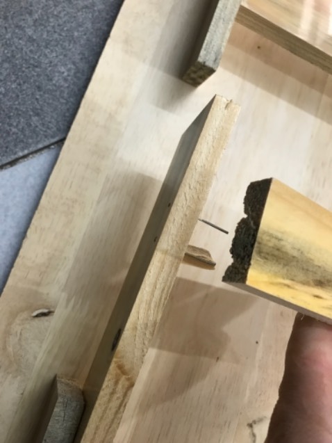 Chân bàn bị gãy 1 bên, 1 bên ổn định
Khi nhận hàng thì có bọc 1 lớp nilon sau khi mở ra thì thấy chân bàn bị gãy. Viền bàn gỗ bị vụn
Bàn không chắc chắn 
Yêu cầu đổi hàng