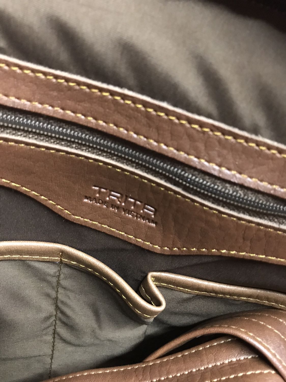 Hàng nhận được rất đẹp, chất lượng ok lắm nhé, da xịn, đường may chắc chắn, chất liệu tốt, màu tươi sáng mình rất thích. 
Mua đúng dịp sale lại có mã giảm giá và Tiki xu nên mua giá 150k rất rất hài lòng!