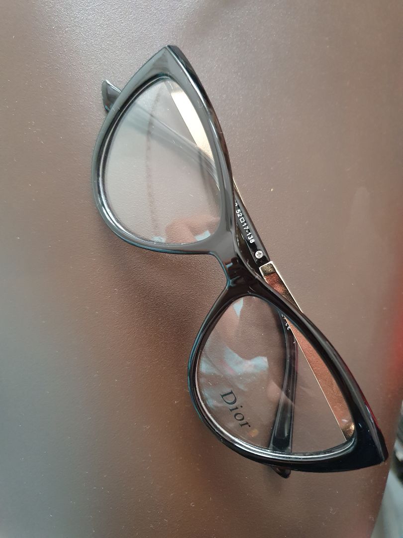 Giao nhanh, hàng y hình. Hàng tạm ổn, form kính dễ thương, phù hợp mức giá.