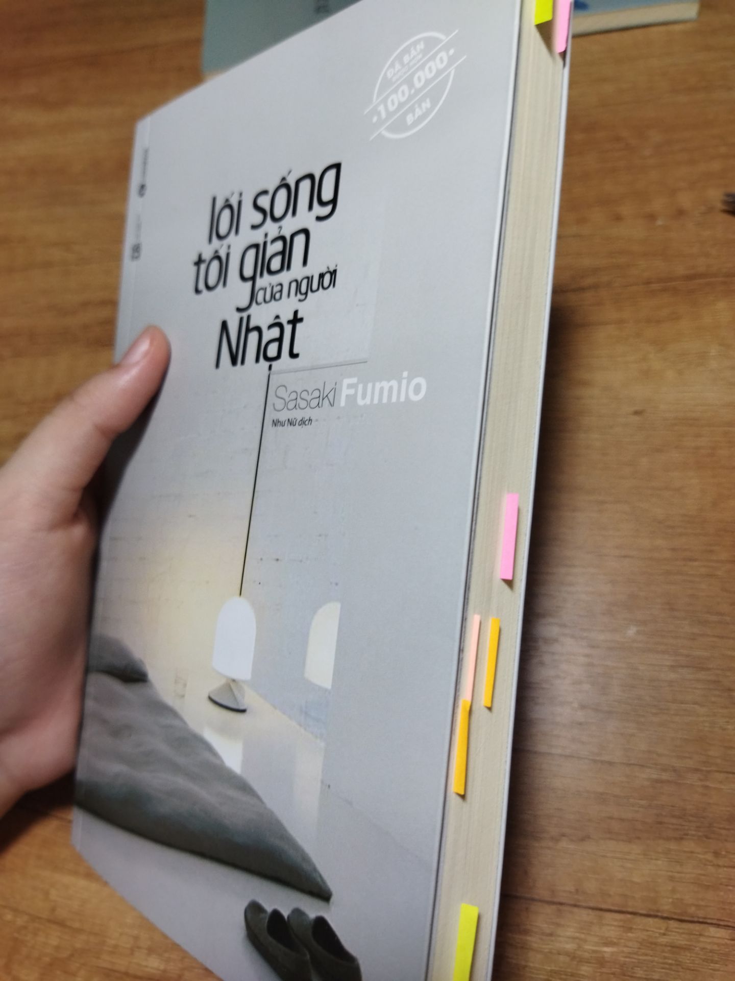 mình đọc xong cuốn sách thấy cũng ổn, bắt đầu vứt bỏ bớt đồ đạc trong nhà và cảm giác thoải mái hơn, suy nghĩ về đồ đạc, giá trị bản thân cũng thay đổi tích cực, các bạn trẻ nên đọc quyển này. Sách cũng không quá dày, dễ đọc mình đọc xong cuốn sách thấy cũng ổn, bắt đầu vứt bỏ bớt đồ đạc trong nhà và cảm giác thoải mái hơn, suy nghĩ về đồ đạc, giá trị bản thân cũng thay đổi tích cực, các bạn trẻ nên đọc quyển này. Sách cũng không quá dày, dễ đọc
