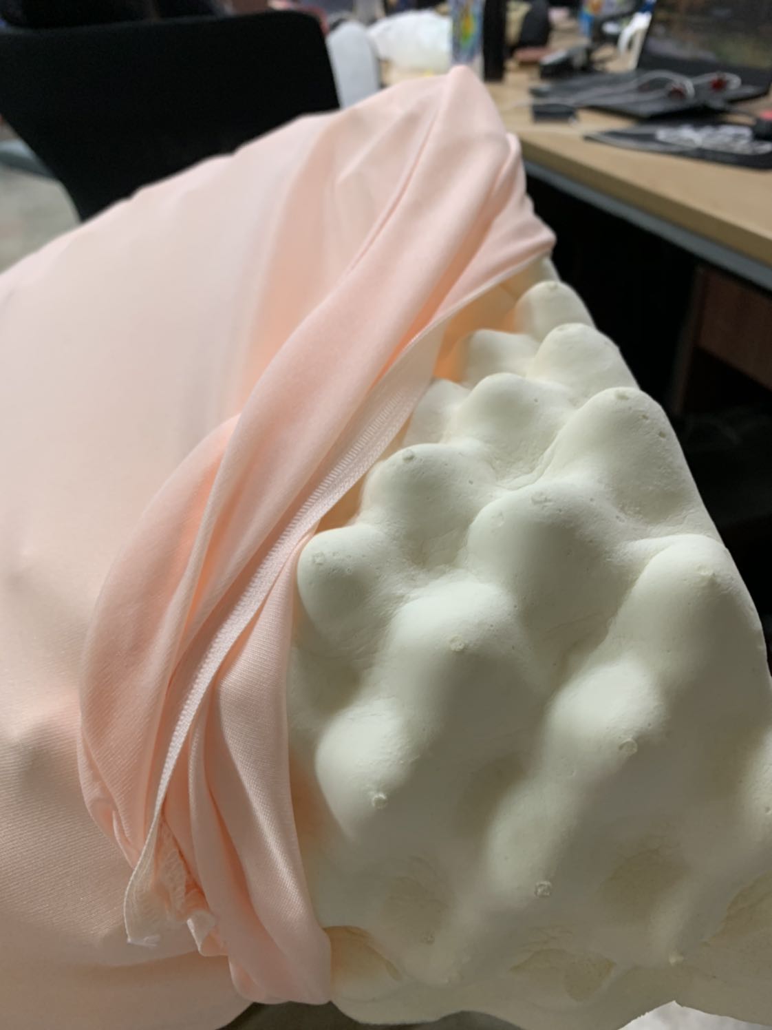 Gối êm, mềm, mùi nhựa hơi nồng, có vỏ đựng để xách, có lớp mỏng lót, k có bao gối ngoài, size gối vừa nằm. Không biết mua bao gối ở đâu
Lớp gái massage k có tác dụng vì nó mềm quá