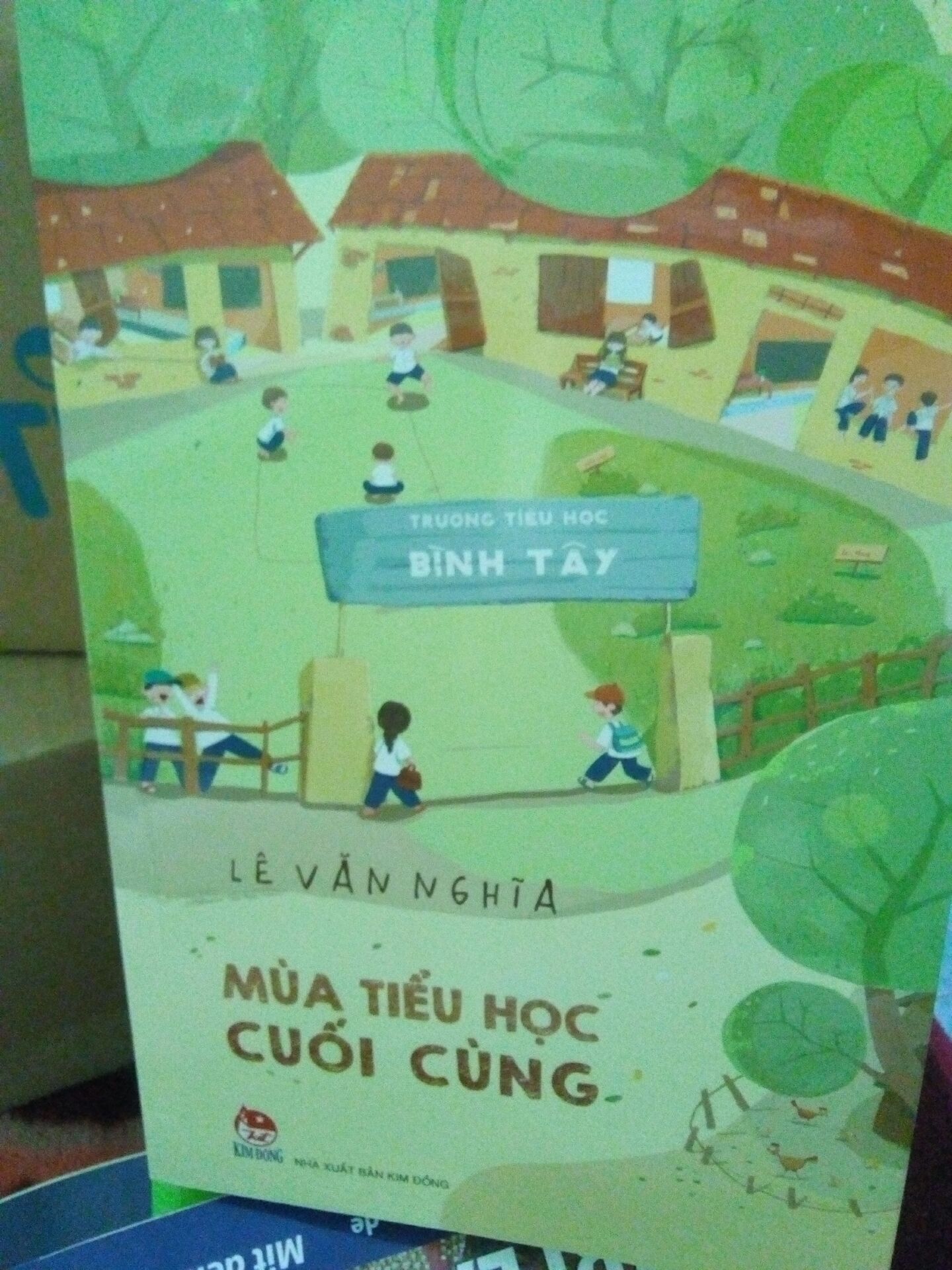 Câu chữ rất đời thường pha cái chất "người nhớn" của các cậu học sinh khiến
cuốn sách rất duyên.