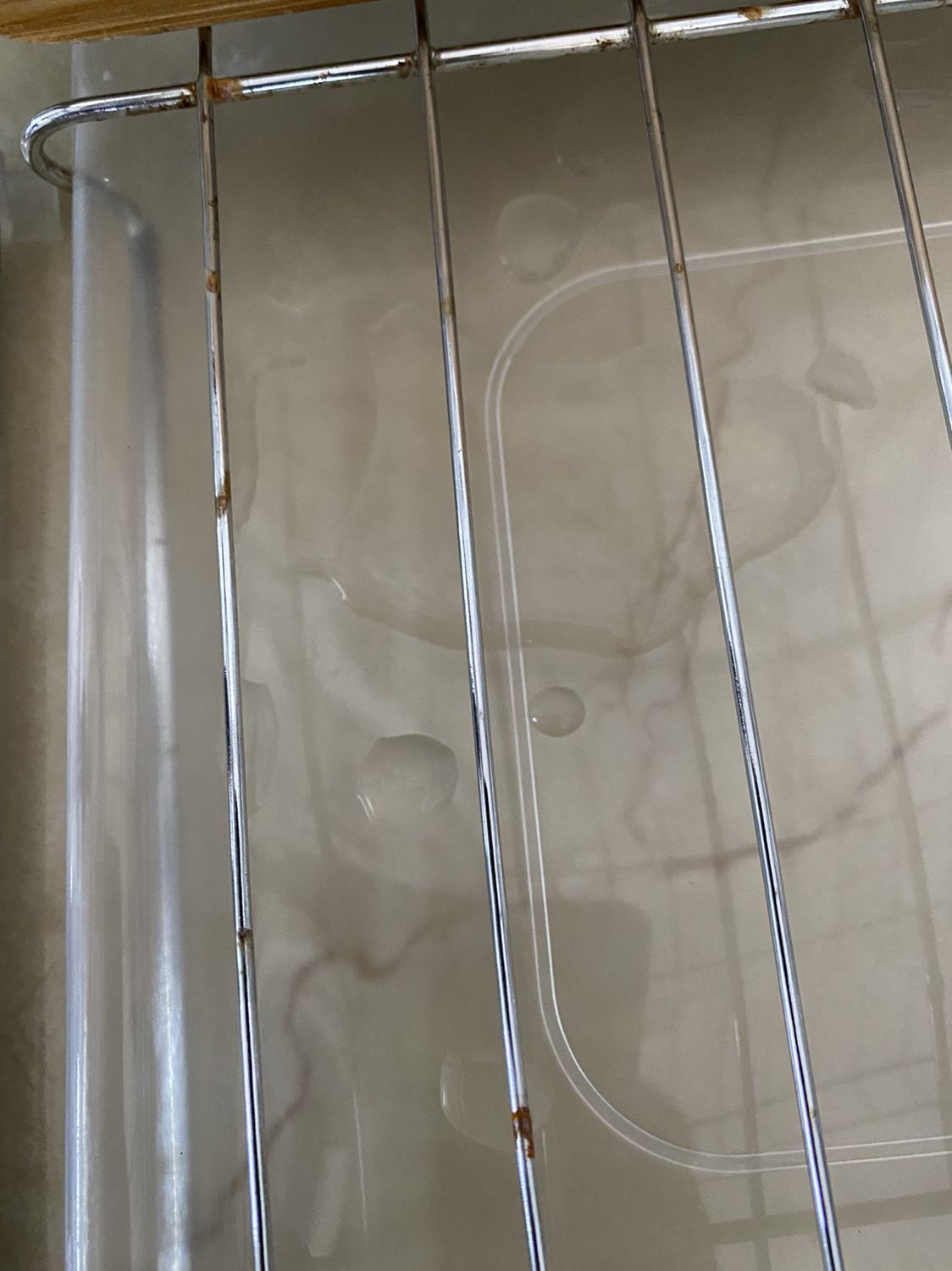 Đừng mua kẻo hối hận. Kệ chén bị rỉ xét rất nhiều sẽ làm chén bị có vết ố vàng lên chén chà rửa rất mệt mỏi mà không hết. Lại phải tốn tiền mua kệ mới, thật sự thất vọng với sản phẩm này!