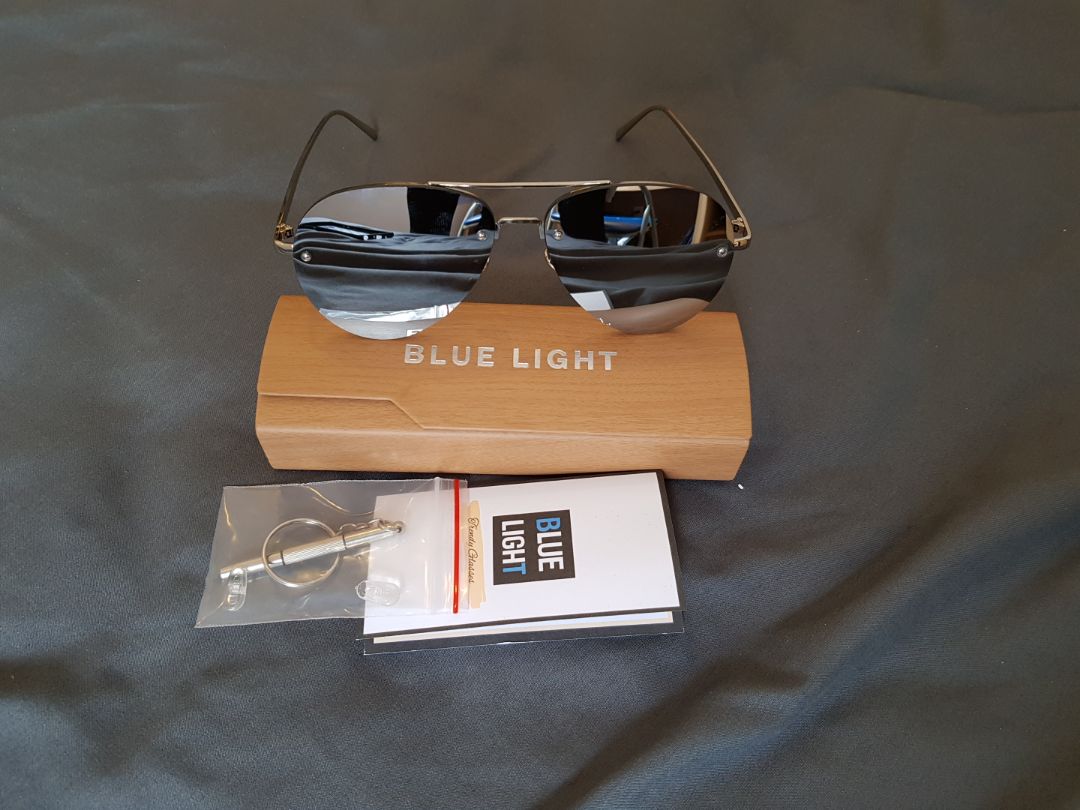 Sản phẩm hình thức đẹp, nhìn bóng bẩy, y như hình ảnh shop đăng. Kính gọng thép nên hơi nặng, tròng kính dày tầm hơn gần 2mm.