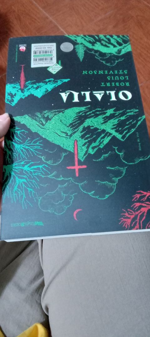 Bìa và các trang chữ được sắp xếp rất thú vị! Thật ngạc nhiên khi cả hai truyện ngắn đều được in trong cùng một cuốn sách 😮😮 và nội dung cuốn sách cũng đầy ắp thú vị như hình thức của em nó nha😀