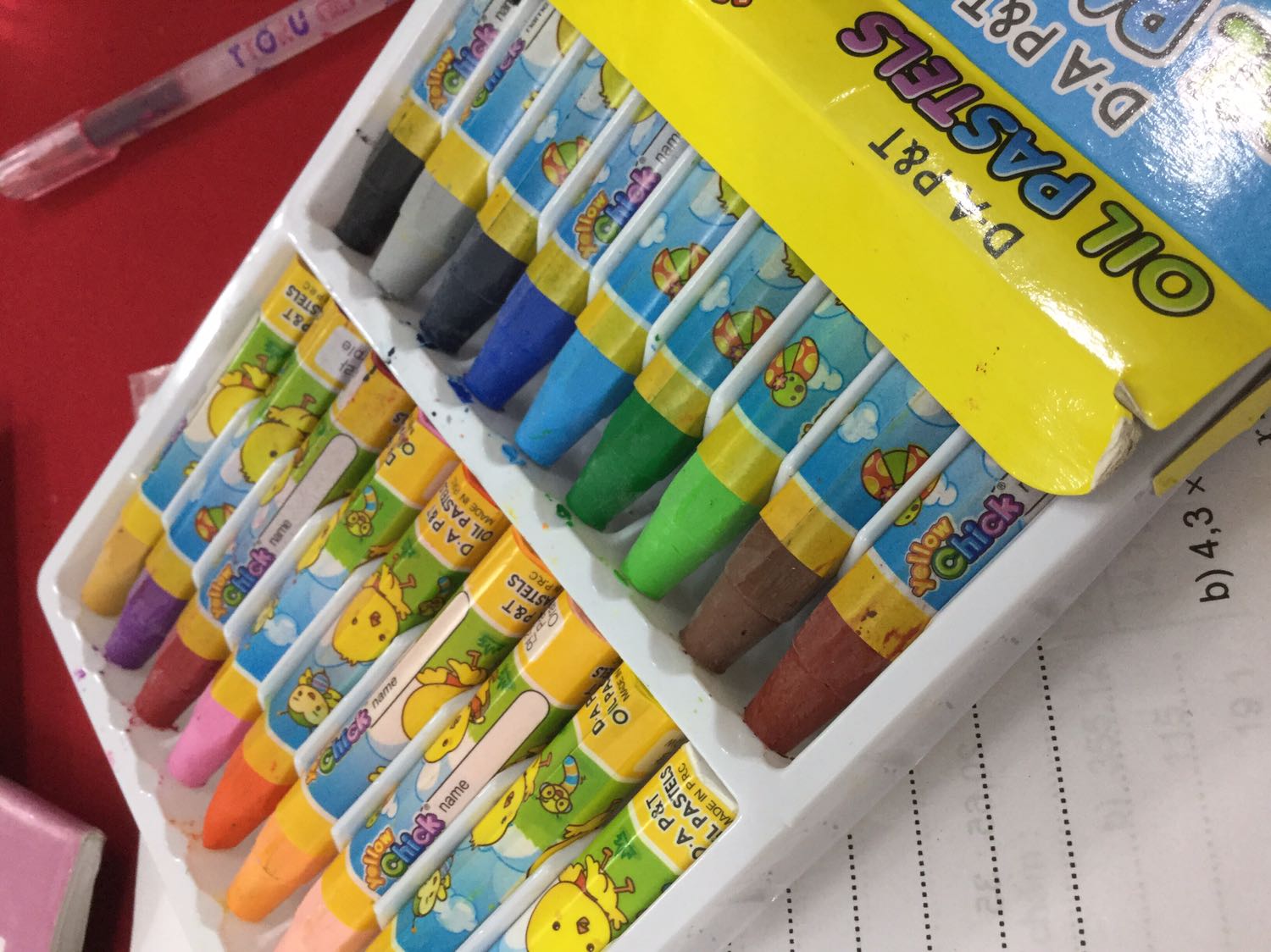 Hộp và bao bì được đong gói cẩn thần . màu sáp dầu chất lượng cao , màu tươi sáng và vừa với túi tiền của người mua .