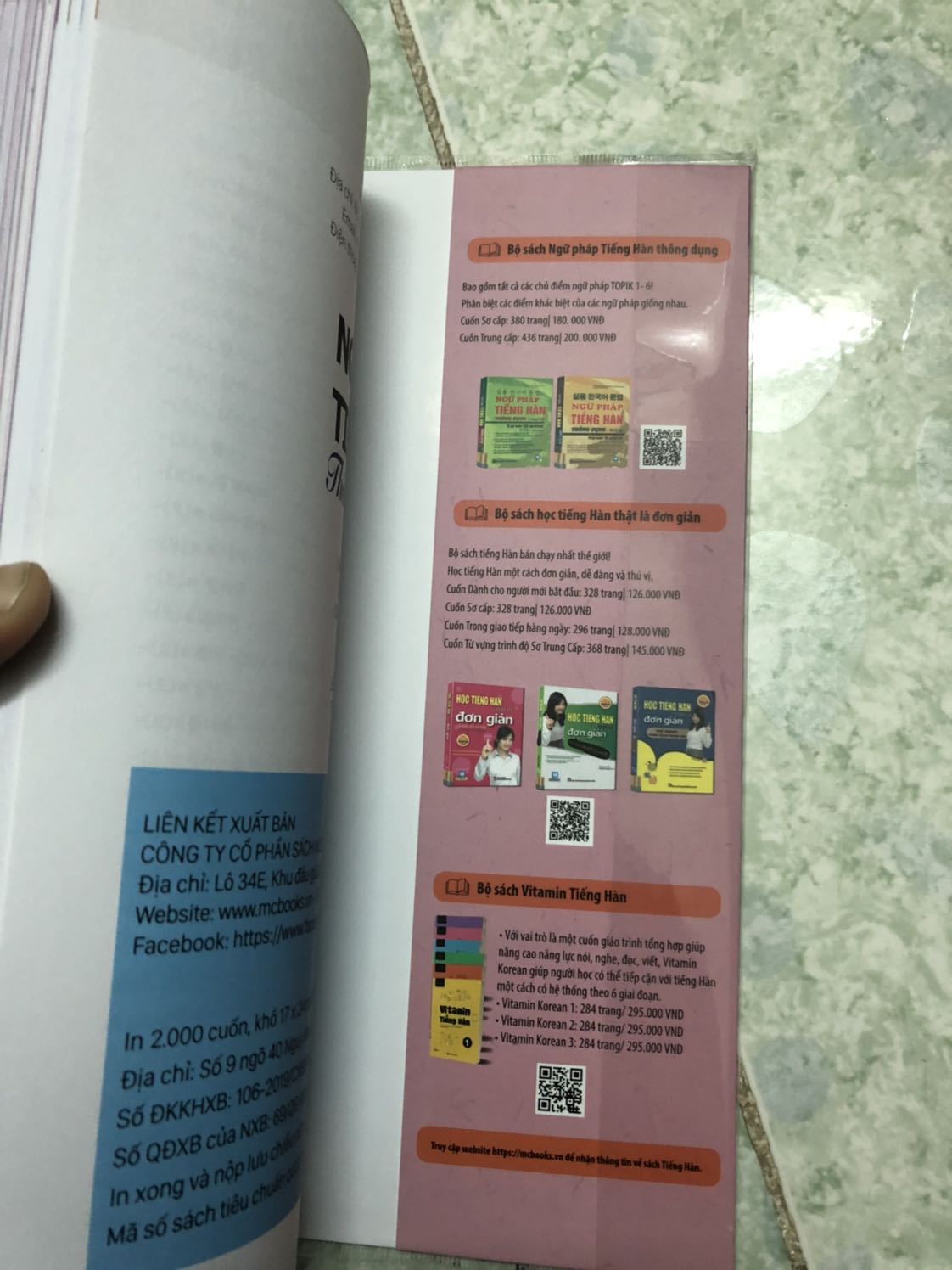 Trong các quyển em mua trước giờ thì đây là quyển bọc Bookcare tệ nhất.
Bọc không ôm sát sách, mở sách ra thì miếng bọc dường như muốn rời ra khỏi sách luôn
Bị thất vọng Bookcare, không như mong muốn!!!!
Còn về sách thì đẹp, không điểm trừ nào
Đóng gói cẩn thận, đẹp