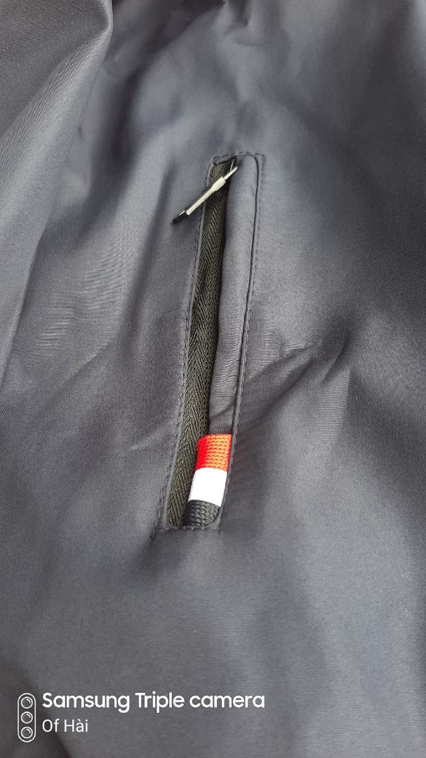 Áo tạm thôi, tăng giá áo lên 30k nữa để thay dây kéo xịn hơn thì sẽ tốt hơn