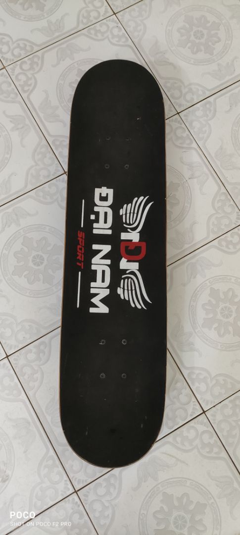 mình đã cố tình để cậu lớn chơi một thời gian mới đánh giá, ván đẹp đúng như hình, chất lượng tốt ,đẹp tiện lợi, đồ bảo hộ bình thường đủ dùng cho trẻ, quai cài dễ tuột nên lấy gim giấy gim lại là ok. ván cho trẻ em nhưng người lớn như mình 70kg chơi mẫu cho các bé thấy cũng chắc chắn. đáng mua cho trẻ con chơi nhất là trong mùa dịch