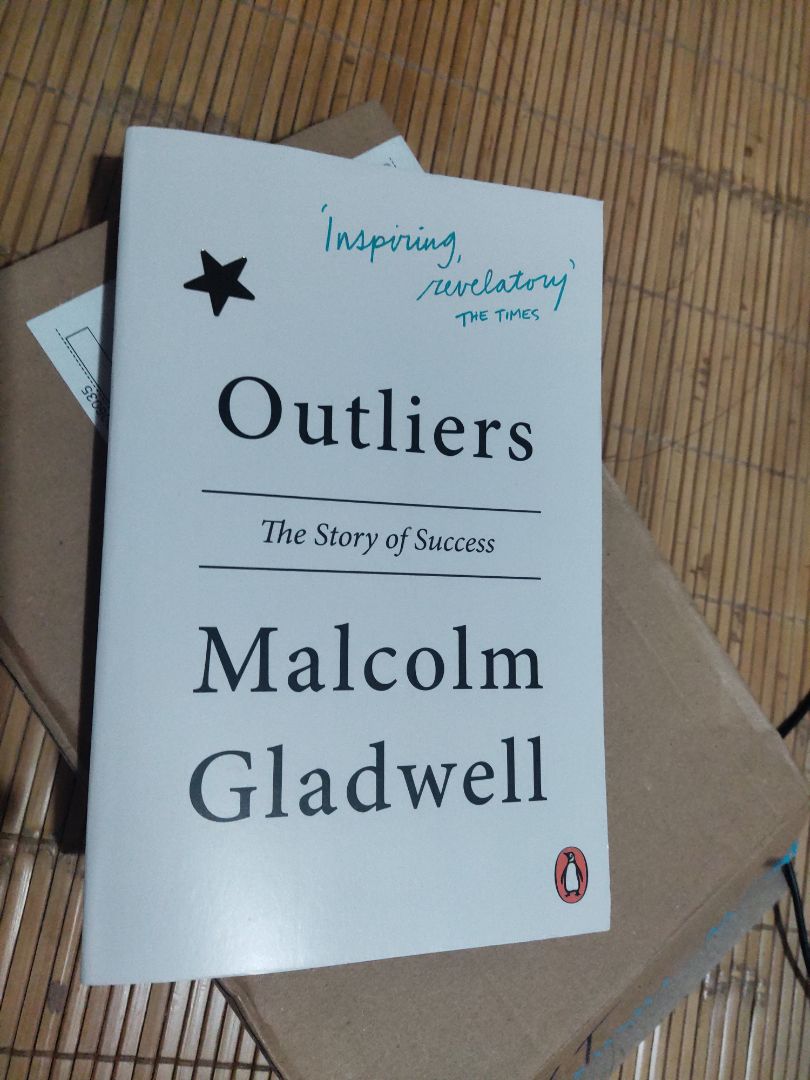Mình thích ngửi mùi sách, mà mùi sách này khá thơm luôn, k phải nồng như nước hoa mà là mùi thơm của giấy thoảng thoảng mùi mực nữa =)). Chất liệu giấy cũng ưng luôn, không phải tráng thêm lớp bóng hay sáng trắng mà là mộc mạc, xám xám ấyy. Ưng