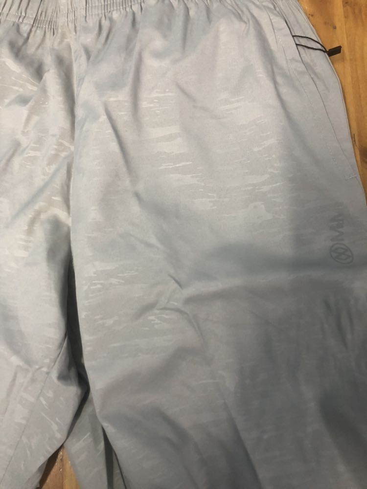 Lần đầu mua quần cho ông xã dùng thử thấy chất lượng tốt, dùng cũng rất bền  3 4 tháng mới phải thay 1 lần. Lần này mua luôn cả box gồm cả áo thun, quần đùi, vớ. Rất hài lòng cách đóng gói, hộp sang đẹp. Hãng mrm chất lượng tốt nhất so với các shop từng mua trên tiki, giá có max hơn xíu nhưng tiền nào của đó. Ông xã mình rất thích dùng đồ của shop, cảm ơn shop nhiều ạ.