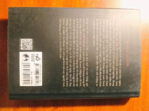 Mình khá mong đợi sách, nhưng đến lúc nhận sách mình hơi ngỡ ngàng, trời thì mưa, hộp móp méo, khui ra thì sách chỉ được bọc trong màng bọc thực phẩm, cái chống xốc thì để dưới đáy xã hội (để vô như không). Nên trong quá trình vận chuyển làm móp gáy hết 4 cuốn sách mình mua.

Mình không hài lòng về cách đóng gói đơn hàng của Tiki và bên đvvc.

Rate 1* vì đóng gói và vận chuyển, sách mình chưa đọc, nhưng mình cũng nghe qua review rồi, có lẽ là một cuốn sách hay.

Mình mua cho bạn mà nó shock hú hồn chim én, đúng tàn ngày để lại.