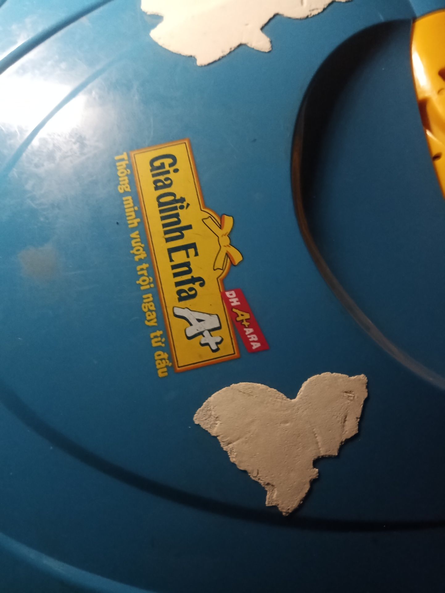 hơi đắt. khá lỏng lẻo.