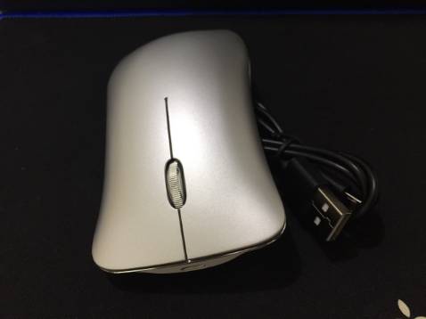 Chuột nhìn thiết kế đẹp, mềm mại cầm vừa tay khá thích 
hàng đầy đủ tem, mác chuẩn Hãng