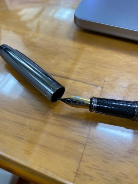 Bút có chất lượng hoàn thiện tốt, ngòi bút tốt chất lượng, mực đều và nét bút ổn. Có thể dùng kèm ống mực mua ngoài khá tương thích, dễ tìm ống mực thay thế