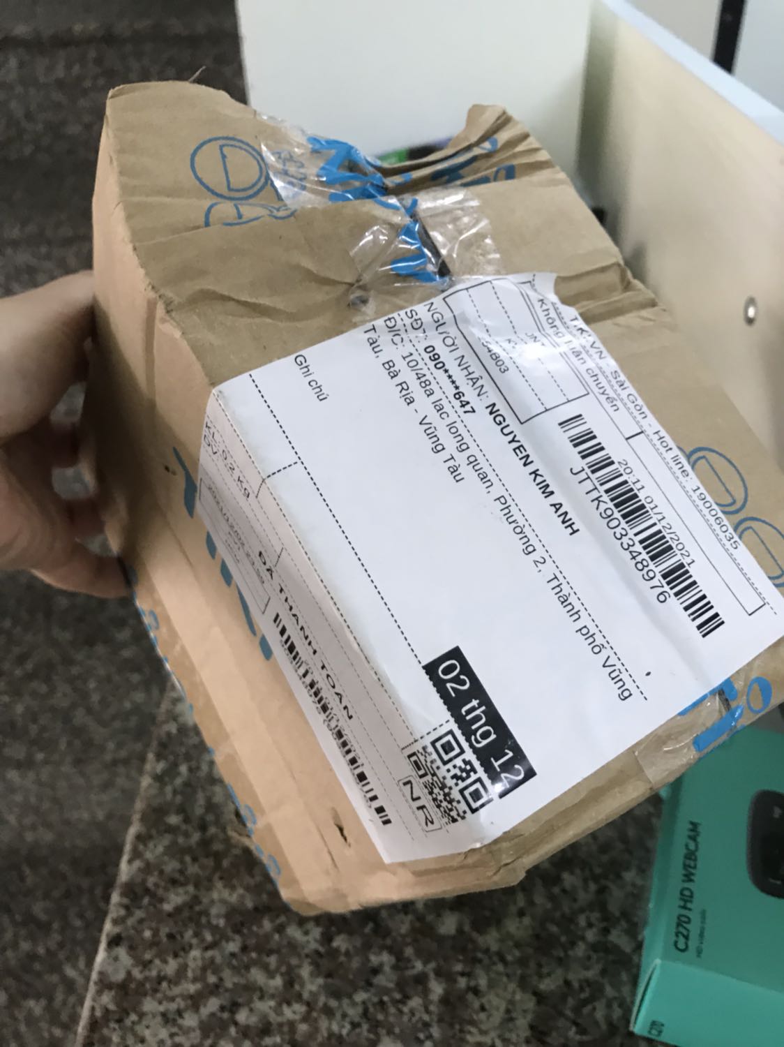 công bằng tý nha. Mình nhận gói hàng ntn có nên cho 5* dc ko? 
May sao Webcam ko bị ảnh hưởng j.
Chứ mắc công gọi đt tổng đài đổi trả phiền phức, mất thời gian.
Tiki nên rà soát lại khâu vận chuyển lại đi, mất khách hết....