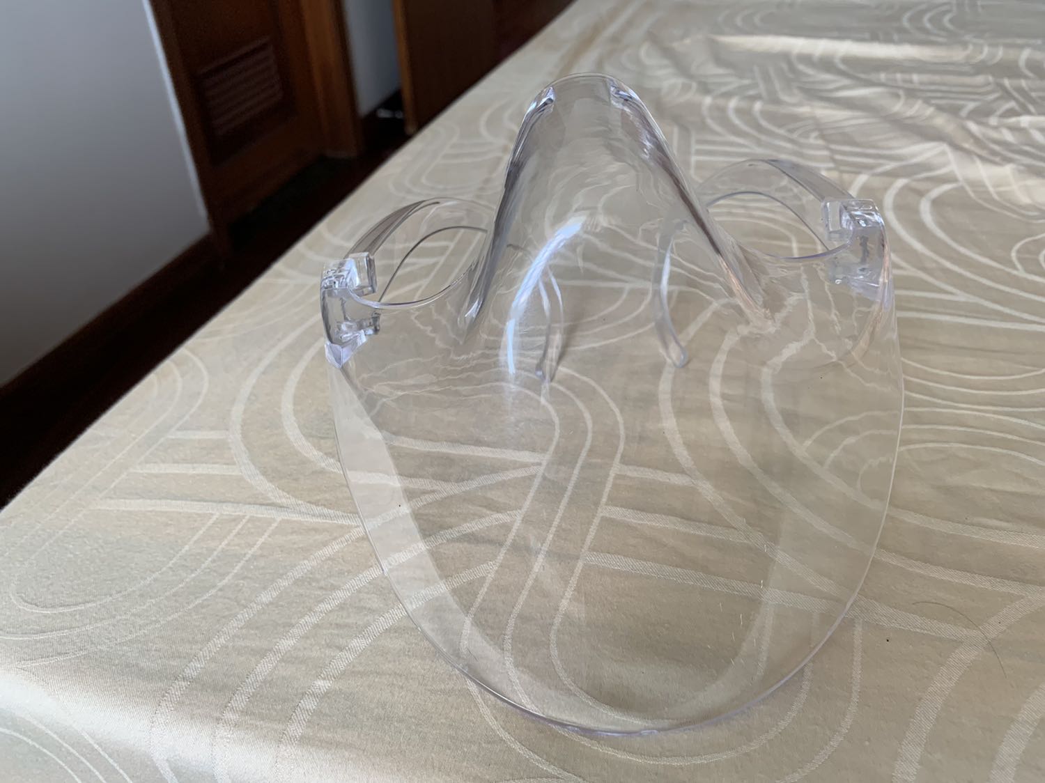 Hàng không đúng mẫu: mẫu là kính bảo hộ chống giọt bắn, chống bụi che hết khuôn mặt bảo vệ mắt toàn diện; hàng giao chỉ có che phần từ mũi trở xuống (không che phần mắt)
Nếu được thì đề nghị Shop đổi lại cho đúng mẫu.