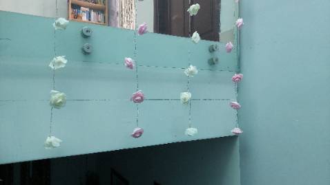 Đèn lên màu không hồng như trên hình, nhưng rất dịu mắt, dùng pin nên dễ di chuyển và treo tại nhiều nơi tùy ý