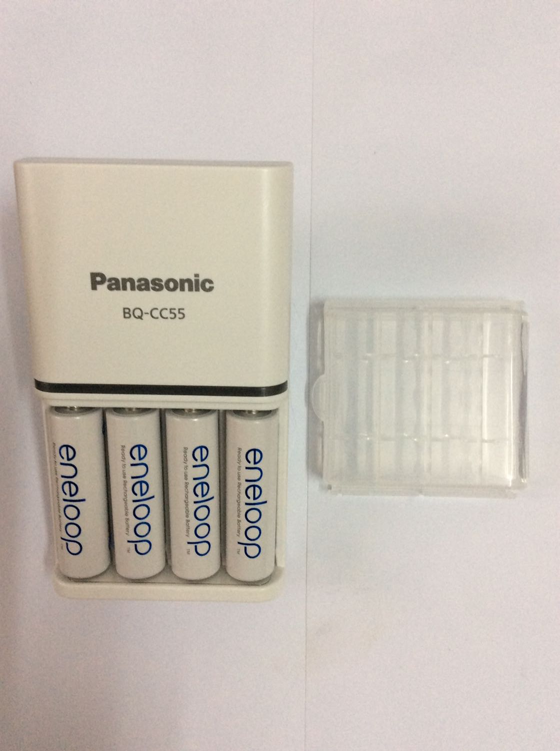 * Về Tiki: giao hàng nhanh, đóng gói cẩn thận, nhân viên giao hàng cũng rất thân thiện
* Về Bộ sạc nhanh Eneloop Panasonic: 
      - Gọn nhẹ, tiện dụng nhưng nếu chân cắm điện của sạc mà thu gọn vào được thì tốt hơn
      - Đã dùng thử pin cho micro hát karaoke thì thời gian sử dụng của pin Eneloop rất tốt, sau khi dùng cắm lại vào bộ sạc thì thời gian sạc quả thực rất nhanh
Kết luận: đáng để đầu tư, bỏ một số tiền ban đầu hơi cao một chút ( 720k) nhưng có thể sạc để dùng được hàng nghìn lần thì tính ra rất rẻ và lại thân thiện với môi trường!