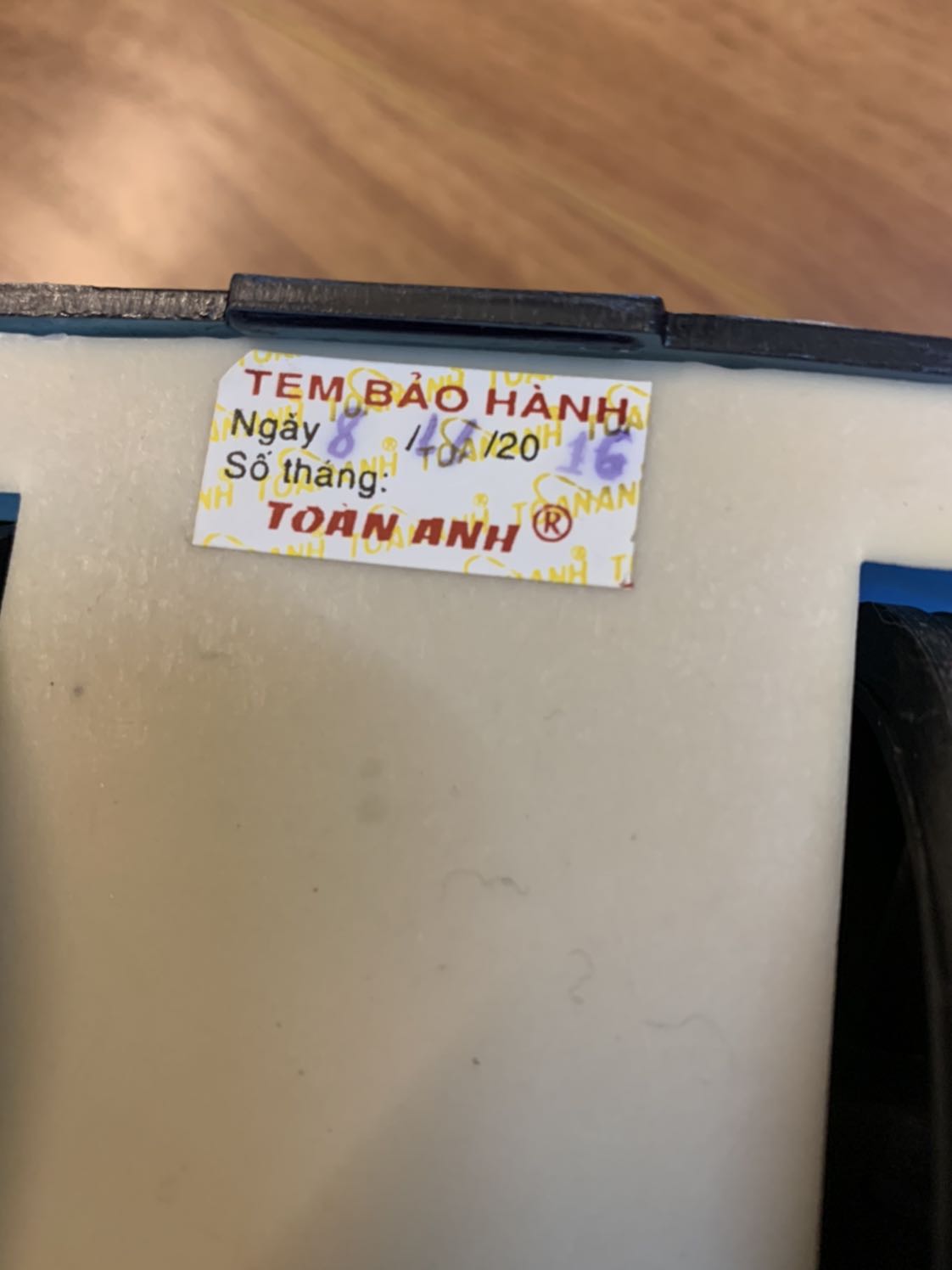 Tem bảo hành từ năm 2016, tay cầm có chỗ bị gỉ vì tồn kho lâu quá rồi.