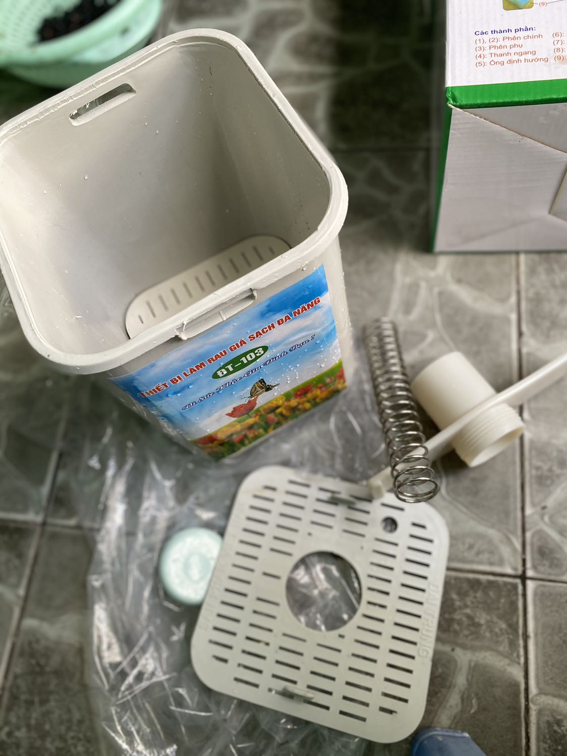 Máy giao bị lỗi. Cụ thể chi tiết 4 bi gãy thiếu mất ống nhựa.
Ko có chi tiết số 9
Tóm lại sản phẩm lỗi không dùng đươc.  Nhờ shop hỗ trợ đổi máy mới. Cảm ơn