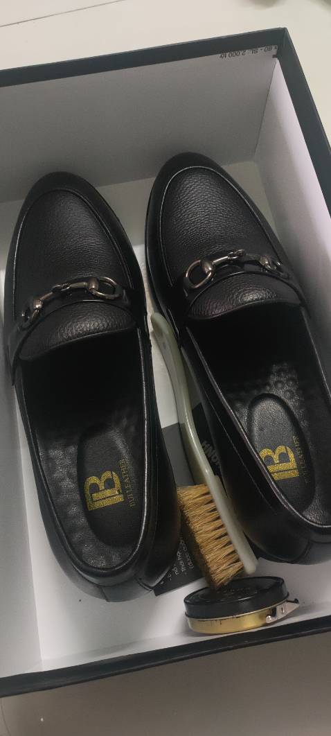 Giày đẹp. Vừa chân. Giao hàng nhanh. Được tặng xi đánh giày bàn chải và khăn lau. Sẽ wuay lại