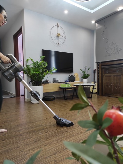 Giao hàng nhanh đầy đủ phụ kiện , máy hút khỏe ấn tượng với phần đầu lau đánh vết bẩn cực tốt , pin trâu mình dùng dọn dẹp nhà chắc phải cả sáng mà vẫn chưa hết pin. Được tặng thêm 1 chai nước lau sàn nữa quá là ok 👍👍