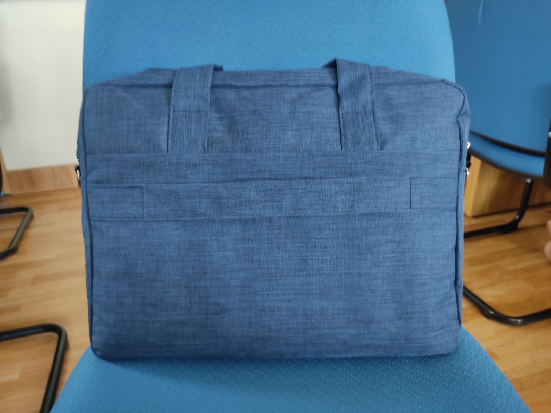 Cặp cũng bình thường không có gì đặt biệt , from cặp hơi nhăn . Không may vuông vức , lớp mút đệm bên trong khá mỏng . Điểm nổi bật được 3 ngăn chính , 4 ngăn phụ . Màu sắc đẹp nhưng đường chỉ may và gia công khá tệ , bị lỗi đường may như trên ảnh mình chụp , chưa thực sự xứng đáng với số tiền bỏ ra . Nói chung cho 4* vì sự cố gắng của nhà sản xuất , nhưng chân thành thì khuyên anh em làm văn phòng hay đi gặp đối tác mang cái cặp này đựng tài liệu để gặp khách hàng thì nên chọn sản phẩm khác ?