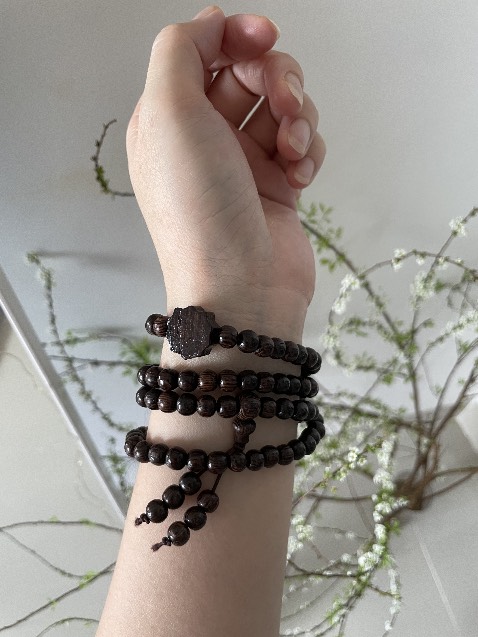 Hộp đựng được thiết kế cẩn thận.
Vòng đeo vừa tay.