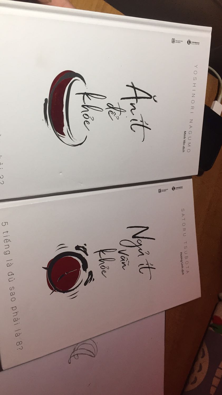 Giao hàng nhanh, hộp đẹp k méo nhưng góc sách hơi hư, có vết do vật đè lên sách. Những phương pháp viết trong sách khá mới với mình, khi mình luyện tập thử thì không phù hợp lắm.