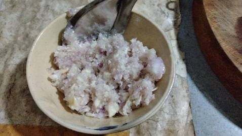 Máy mạnh, lưỡi khá bén, xay nhuyễn được nhiều gia vị, nhưng xay không đều, lưỡi dao mỏng, khớp nối bằng nhựa không chắc chắn, pin sạc nhưng lại hàn nguyên khối, không thể thay pin, không thể vừa cắm sạc vừa xay, tương lai pin chai xem như bỏ luôn.