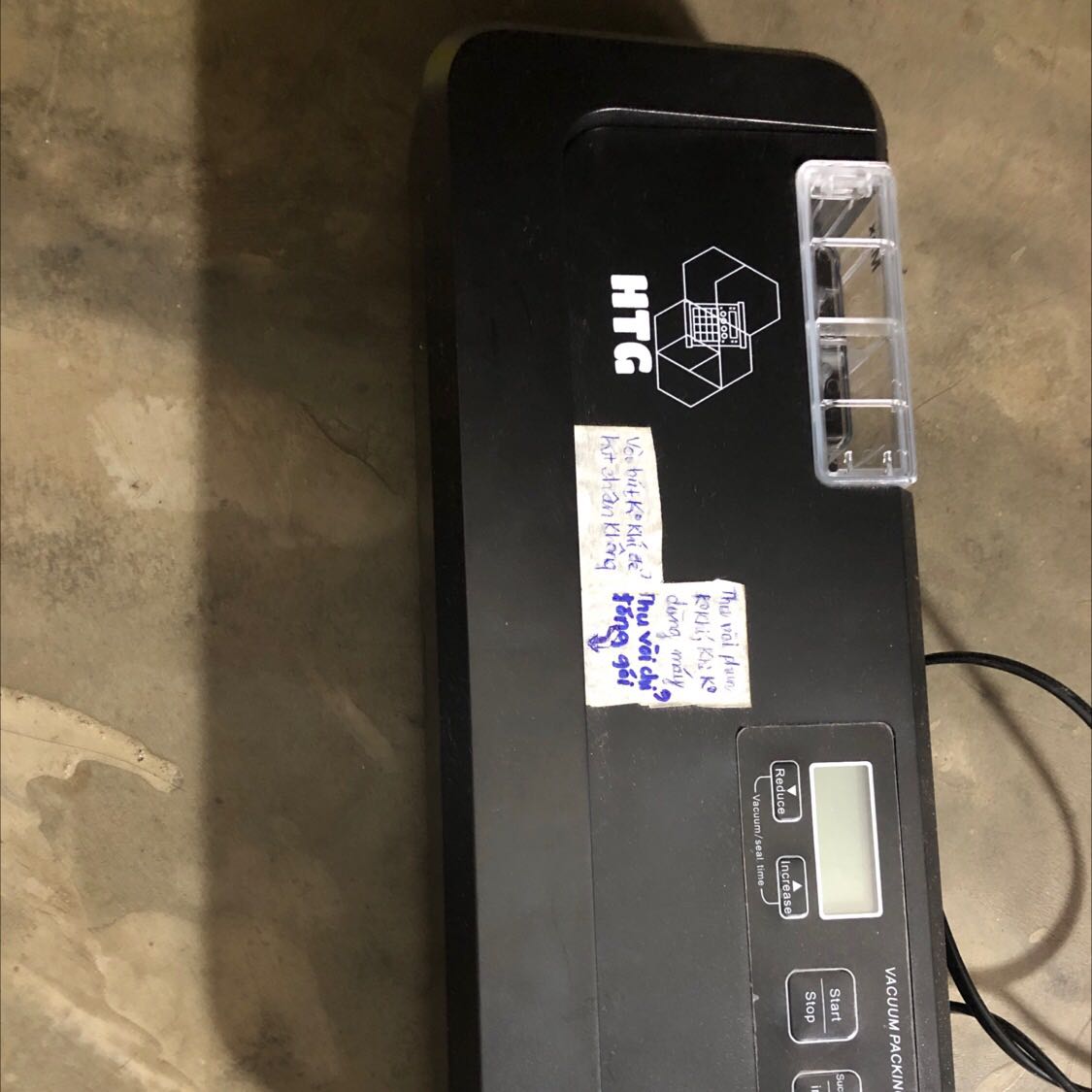 Giao hàng nhanh đóng gói cẩn thận. Mình đã trải nghiệm thử hơn 1 tháng, mới đầu đóng cứ bị ko khí vào ko kín, sau biết cách làm tốt hơn. Mình đẩy miệng bịch sát vách đóng chỗ giấy tepflon và hơn 1 chút là ko bị ko khí tràn vào. Chúc shop năm mới bán nhiều nhé.