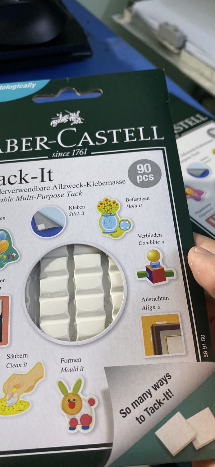 Đất sét dính dùng hiệu quả lắm nha. Giá cũng mềm hơn hẳn khi so với các sàn online khác. Mình dính lọ đựng bút vào thành bàn, dính kéo và thùng rác vào thành bàn tuốt. Dính chắc và tái sử dụng tốt luôn, lúc gỡ ra cũng không bị dính hay hư gì cả. Strong recommend mua đất sét dính cho tiết kiệm nà.