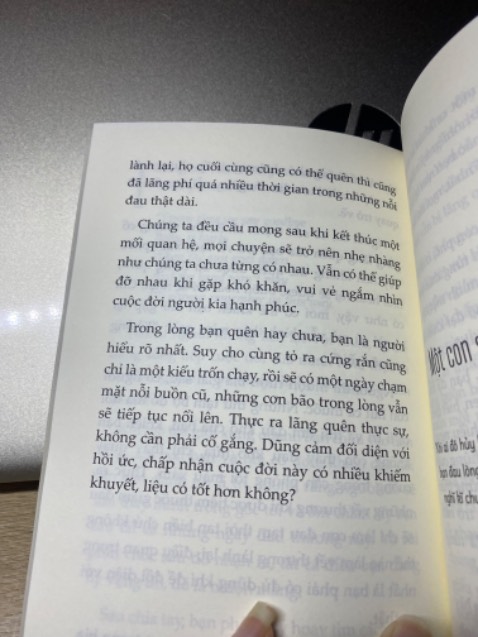 Biết sách này cũng lâu nhưng mới mua gần đây, không nhiều trang nhưng nhiều kỉ niệm hoài niệm, thật sự bản thân đã khóc rất nhiều vì cuốn sách này, lật tới đâu cũng là kí ức của mình trong đó, phải những ai đã từng trải, từng đổ vỡ chuyện tình nhiều năm, xa nhau khi cả 2 còn yêu thương, trong giai đoạn trưởng thành khó khăn của cuộc đời, người bị tôi đẩy ra xa sống trong khổ sở, bản thân tôi cũng đau khổ cả 1 quãng thời gian dài, 1 số lí do k thể nói ra để cả 2 phải đau thương, 1 vết thương sâu hằn trong lòng, vài năm sau, cũng 1 vài người tới lui và cứ ngỡ đã quên đc nhưng khi gặp lại thật sự có quên đc hay chưa bản thân tôi là người rõ ràng nhất, những cảm xúc dâng trào, nhói ở trong lòng, thời gian làm người dưng đã dài hơn thời gian làm người thương nhưng k thể quên đc, người đồng hành ở giai đoạn bước ngoặc của cuộc đời, 1 cuốn sách khiến tôi thấy sợ, khơi gợi lại dòng kí ức tôi chôn vùi trong lòng, rất khổ sở để bản thân tạm ổn để rồi lại thành 1 mớ ngổn ngang, bao nhiêu nước mắt cũng k đủ. Cuộc đời này có lẽ người ấy là chấp niệm….