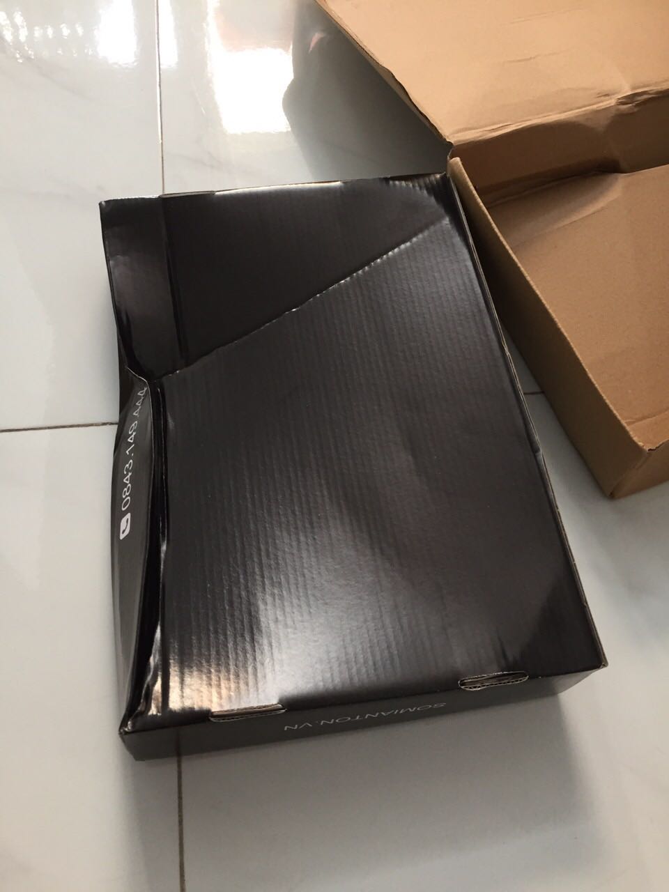 Hàng tương đối ok, vai mem min mat,đóng hộp đẹp nhưng do đơn vị vận chuyển hay sao mà móp hộp hết rồi, mua tặng mà hộp vạy mất hết giá trị cái áo.