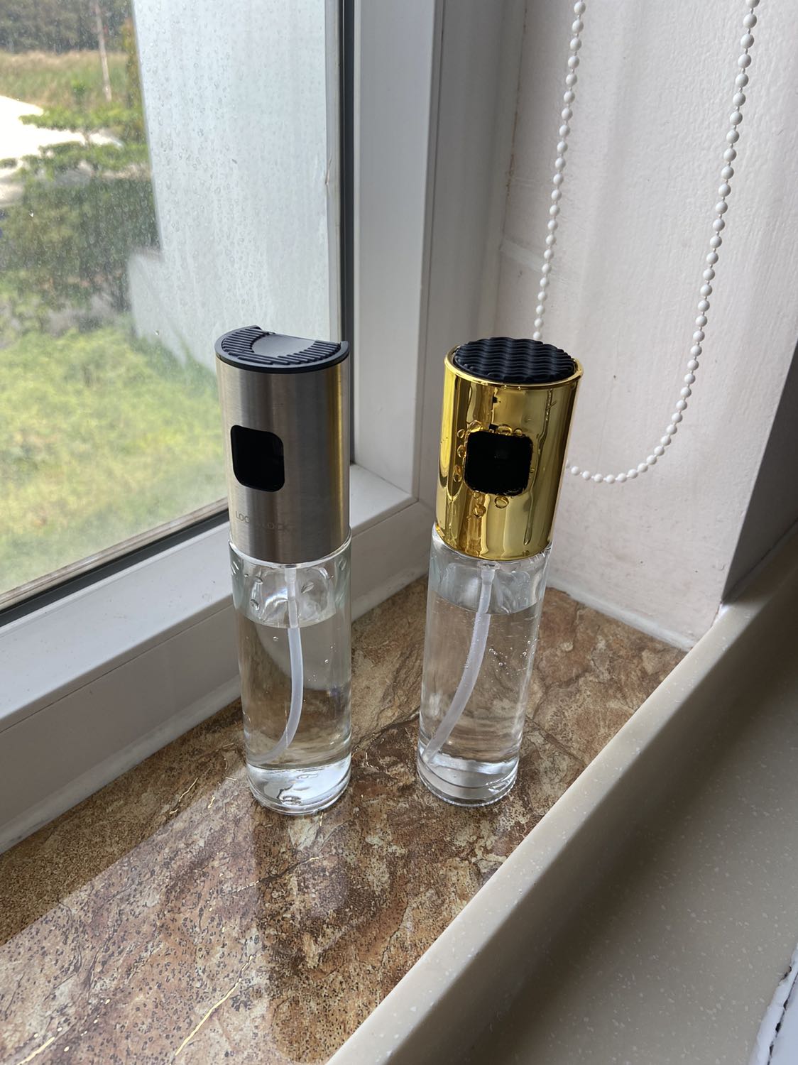 Hinh thức giống mô tả. Vòi xịt tia mịn, yếu, khả năng sẽ tắc nếu xịt dầu ăn. Nhưng sẽ phù hợp với những bạn xịt khoáng. Mình mua bình xịt dầu 35.000 đ (màu vàng) thì tia mạnh, to, cây dẫn dầu lên cũng to hơn nên chắc phù hợp xịt dầu hơn. 
Tóm lại: bình nà phù hợp với xịt khoáng, không phù hợp cịt dầu!