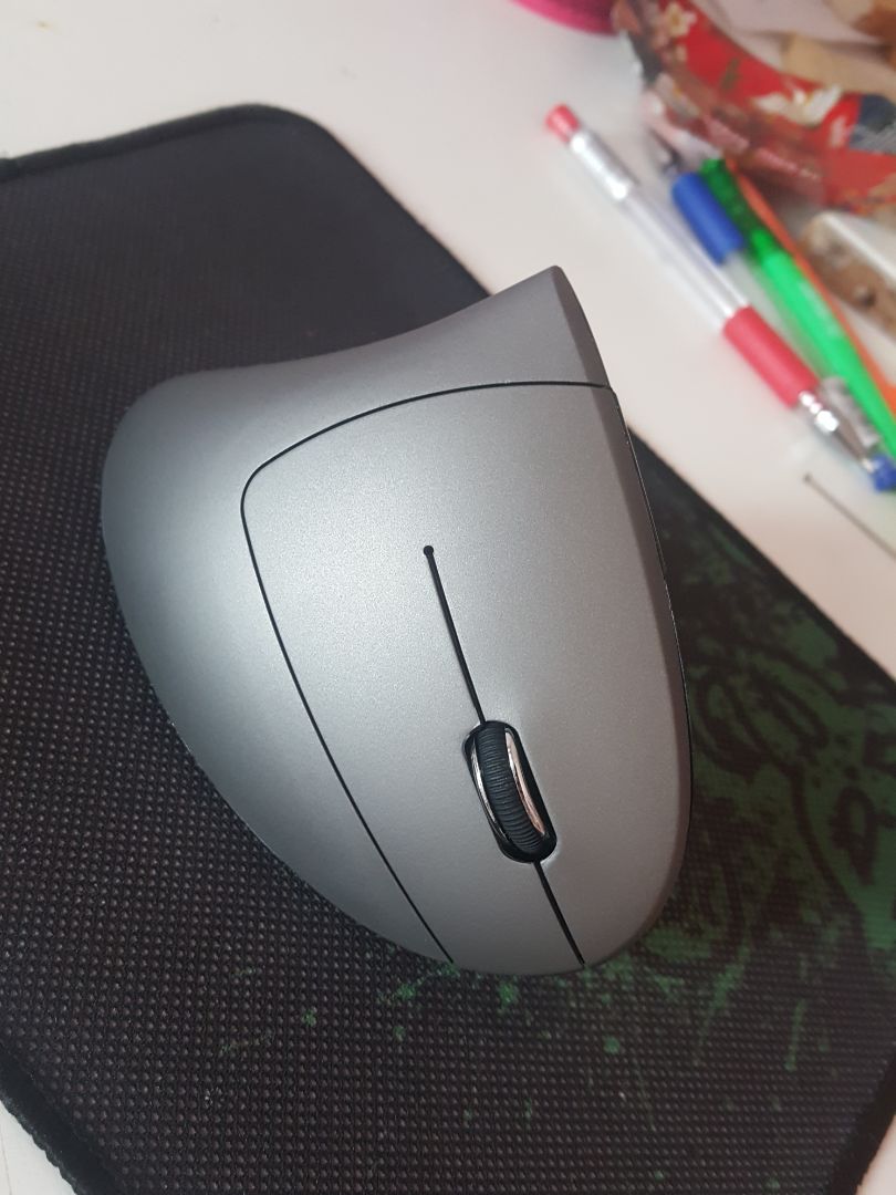mình thấy chuột chạy ngon lắm, mấy bạn nên để dành thêm chút tiền để mua dòng 349k sẽ có dây sạc trực tiếp với laptop. đỡ dùng pin ô nhiễm môi trường. mình thấy con kia trễ quá nên mua con này rồi. cám ơn shop và tiki giao hàng sớm hơn dự định tới 6 ngày lận ^^ đang đúng thời điểm cần gấp vì mình đau tay quá.