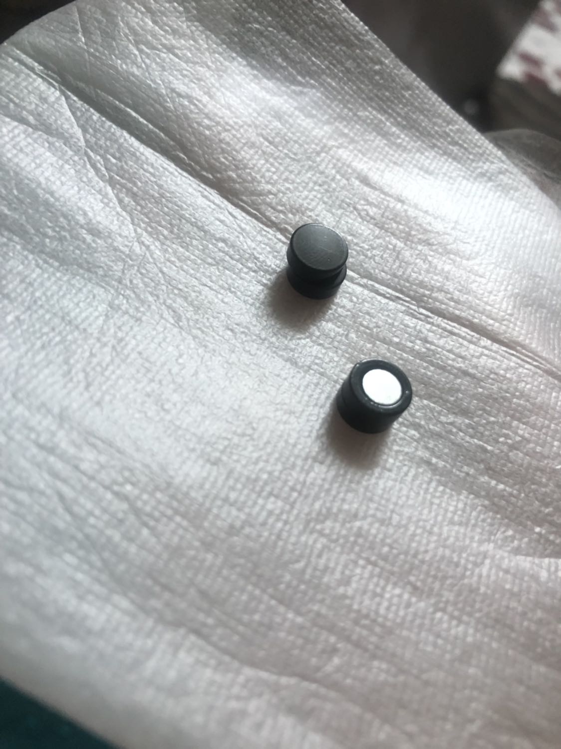 Chưa bao giờ mua hàng Tiki mà thất vọng như vậy. Bông tai lực hút cực ít, ko thể sử dụng đc, để trong túi màu trắng ko nhãn mác gì cả, có 1 đôi còn bị lỗi như hình. Coi như bỏ luôn 40k chứ k thể sử dụng được. Chưa bao giờ mua hàng Tiki mà thất vọng như vậy. Bông tai lực hút cực ít, ko thể sử dụng đc, để trong túi màu trắng ko nhãn mác gì cả, có 1 đôi còn bị lỗi như hình. Coi như bỏ luôn 40k chứ k thể sử dụng được.