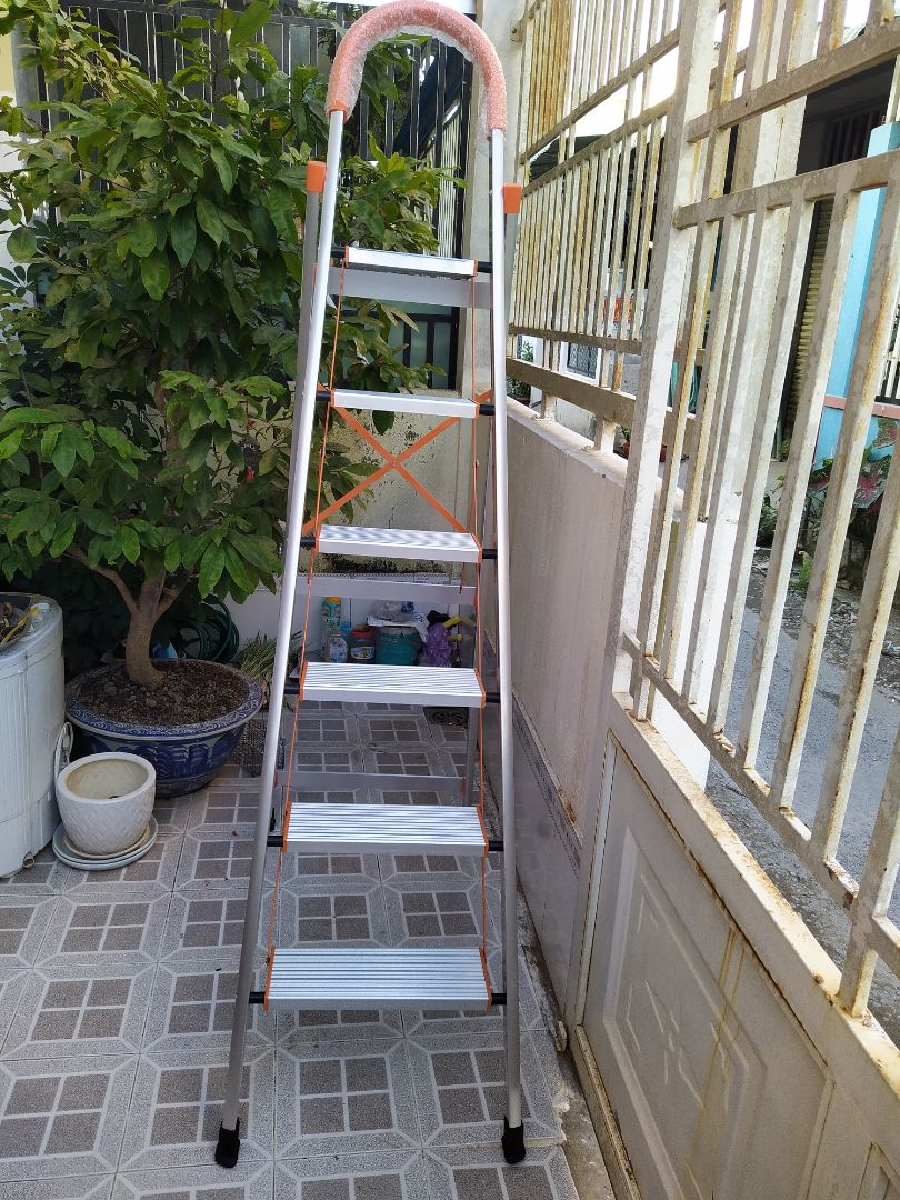 Thang có chất lượng tốt, trọng lượng nhẹ, dễ dàng di chuyển. Shop giao hàng nhanh chóng. Nhân viên giao hàng hoà nhã, lịch sự.