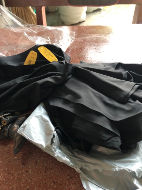 Sao mua hang đủ màu mà giờ nhận hang mot màu đen kg la sao