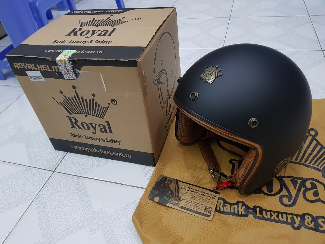 - Hàng mới toanh luôn, mình soi thấy không một vết trầy :));
- Nhận nón đúng size XL;
- Tuy size to nhất rồi nhưng đội vô hơi chật xí, chắc do mình đầu to;
- Hi vọng dùng 1 thời gian miếng lót ở trong xẹp bớt cho vừa vặn hơn ^^