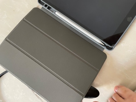 Dày dặn, chắc chắn, thanh lịch. Tuy nhiên khi đậy lại chưa được khit vào màn hình, ko biết dùng lâu có sát lại ko.