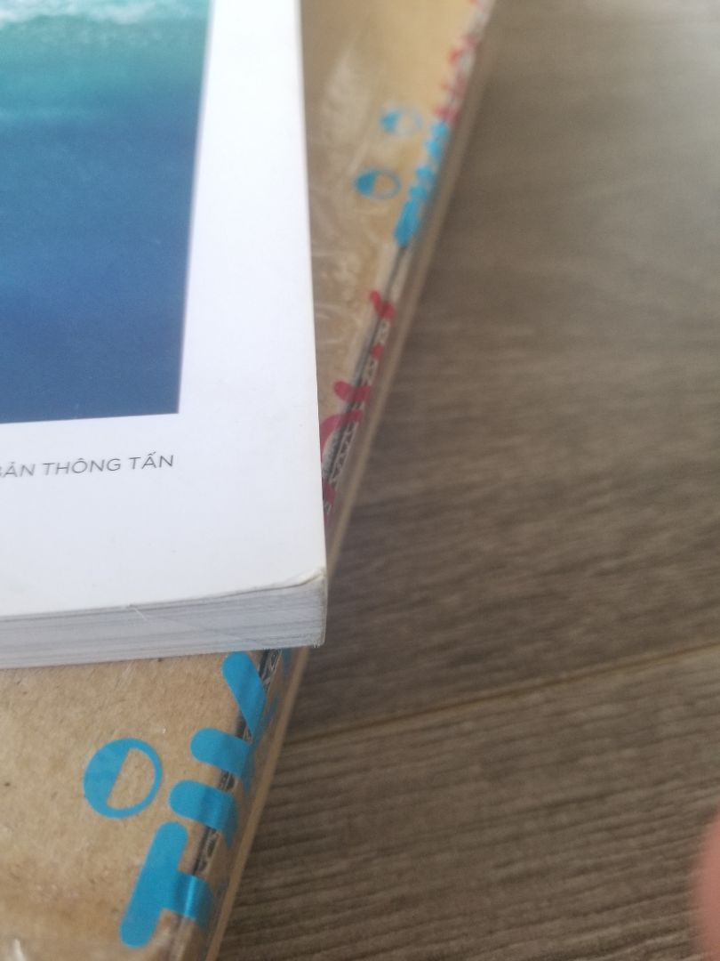 sách cũ, gáy bong, thấm nước ở góc, cạnh trang đen thui như đã dùng rồi. đề nghị tiki thu hồi.
