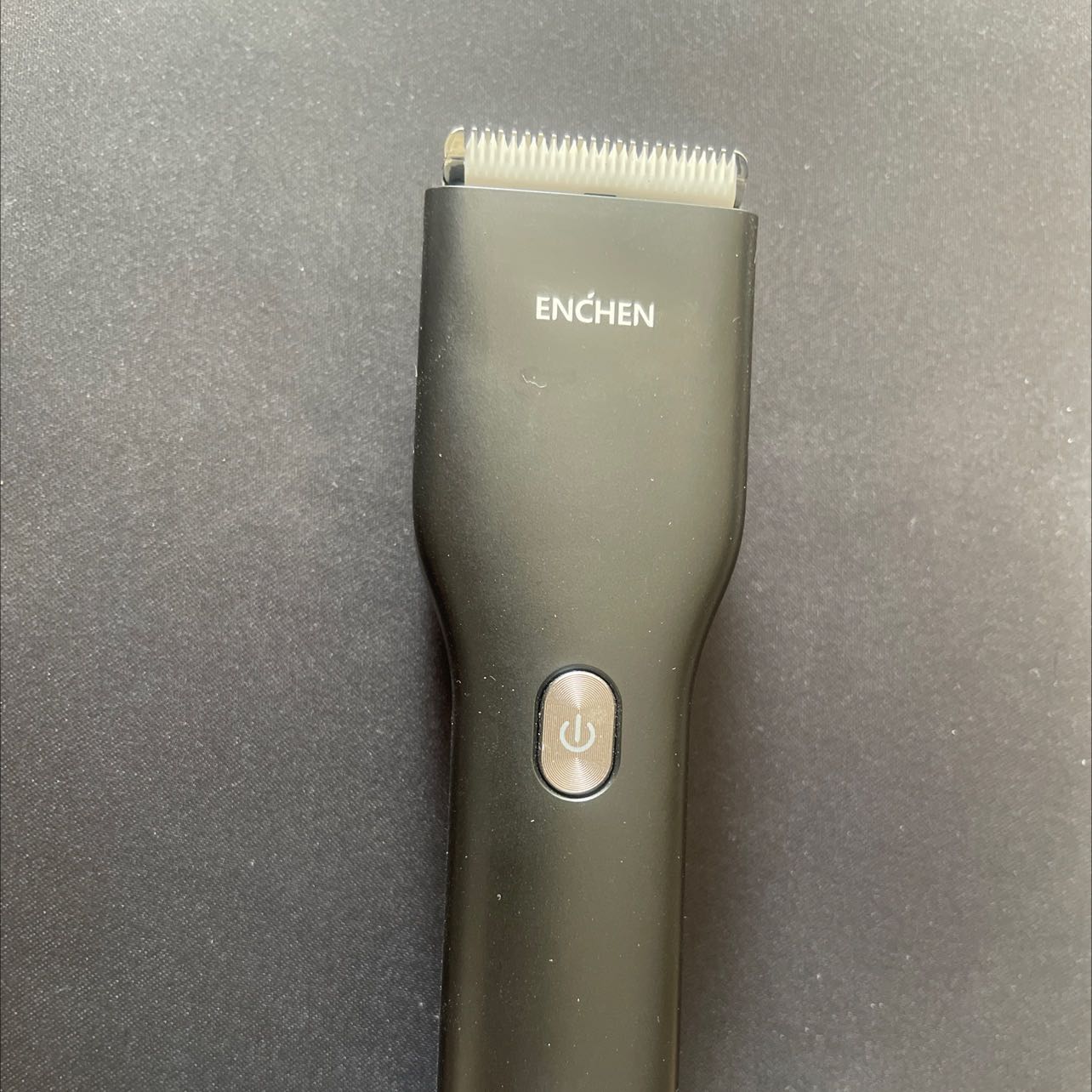 Sản phẩm từ lúc mua sử dụng đến giờ mới sạc pin, pin có vẻ cũng lâu. Hàng bên ngoài như hình đăng. Nên mua để dùng.