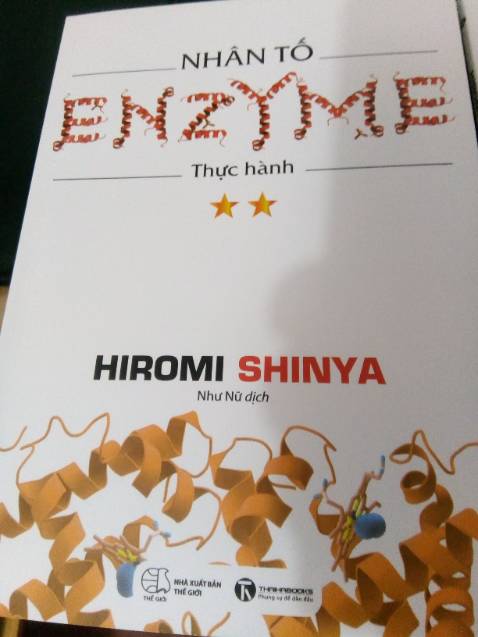 giao nhanh đúng trước 10h sáng luôn, sách đẹp có bản quyền 100%, bìa sách in nổi, giấy xờ rất sướng.